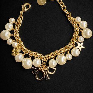 Gold bracelet with pearls